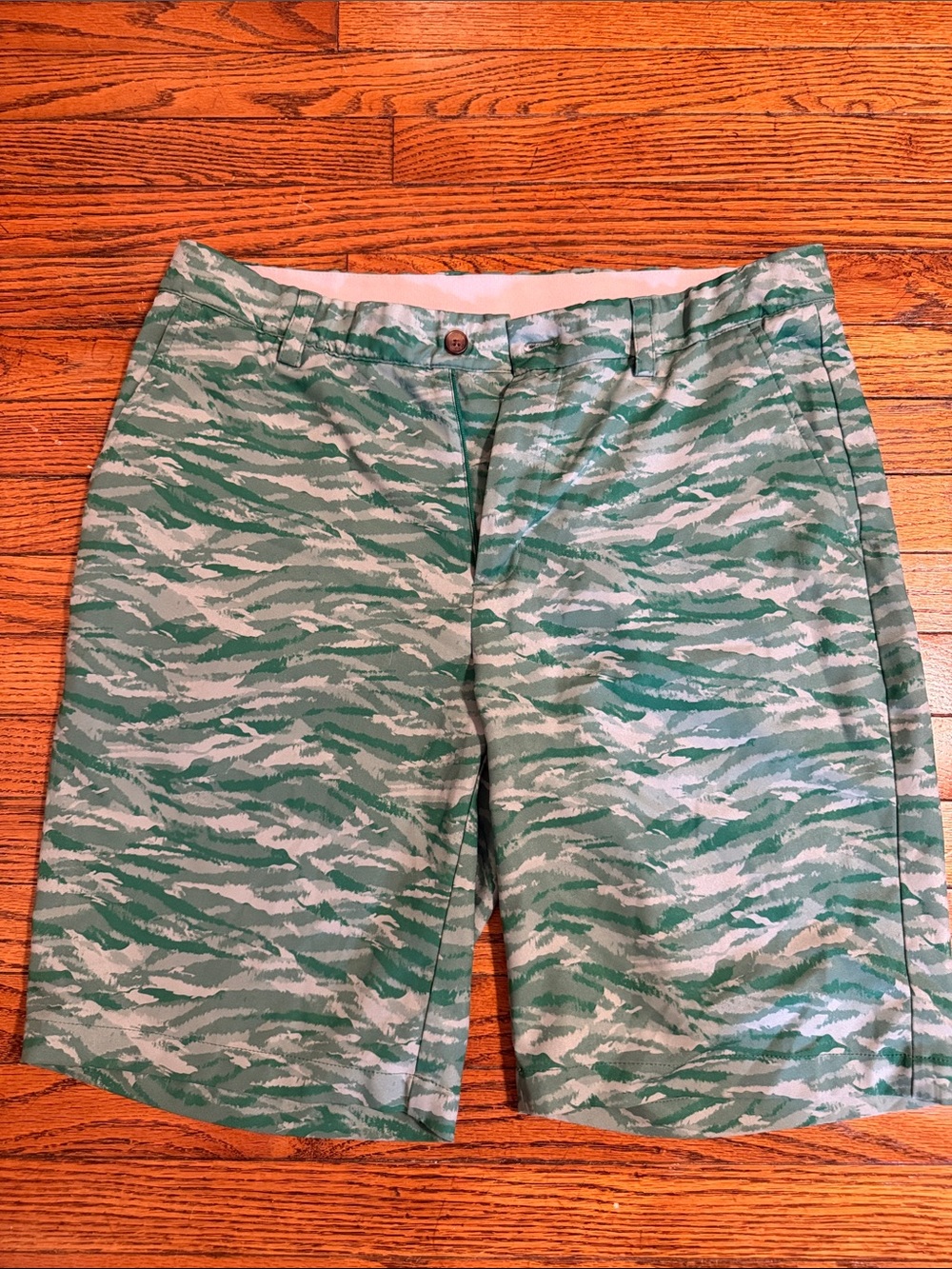 Greg Norman Collection Green Wave-Print Flat Front Shorts